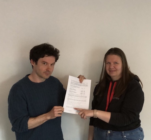 Marina Meffert und Dr. Ilja von Hoeßle halten den ausgedruckten Antrag des Bürgermeisters zur Hebesatzsatzung VL-1197 zwischen sich